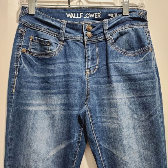Wallflower - Reg 7 - Ultra Fit Skinny Jeans.  Stretchy jeans - Picture 3 of 6